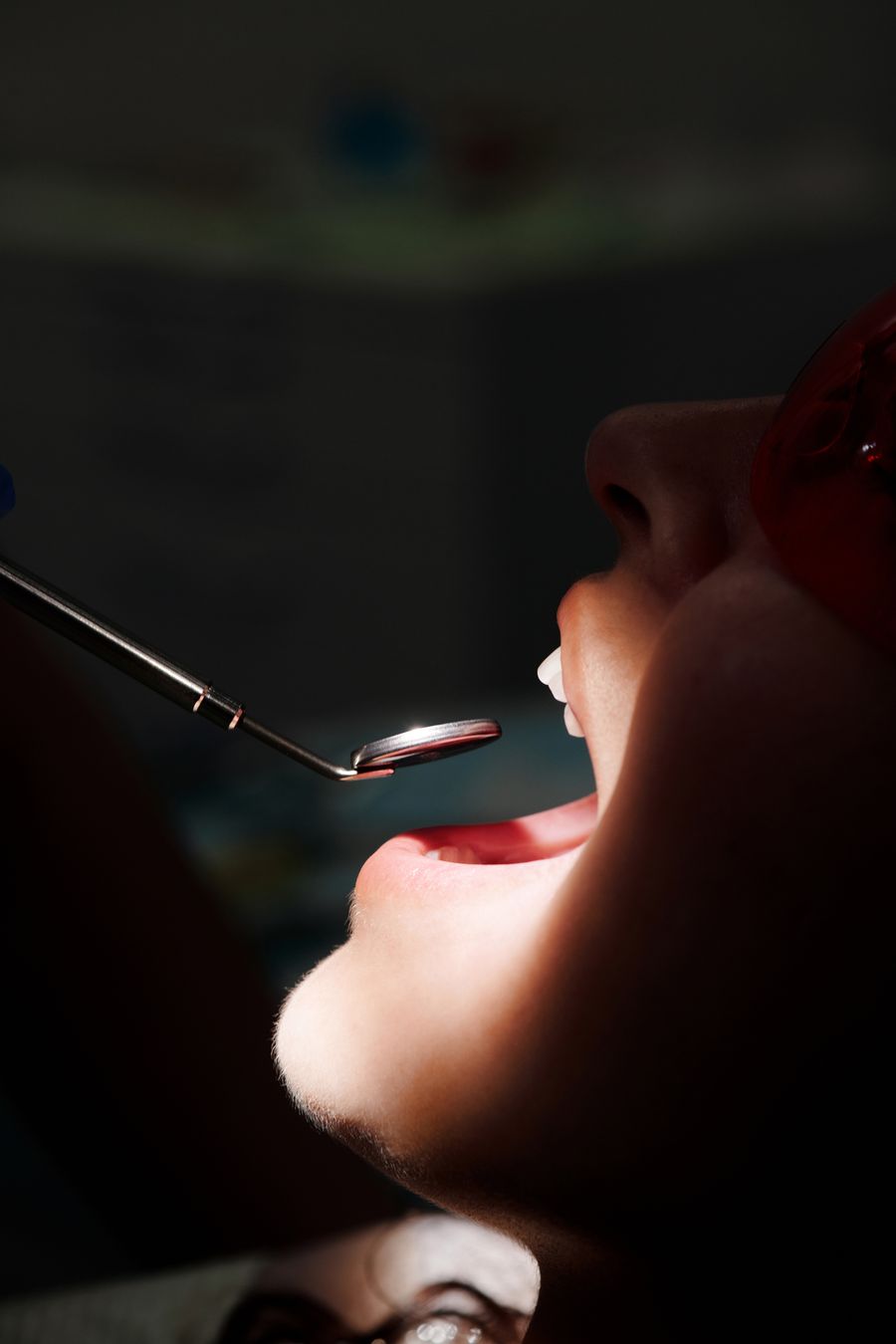 Exame odontológico com instrumento, imagem ilustrativa